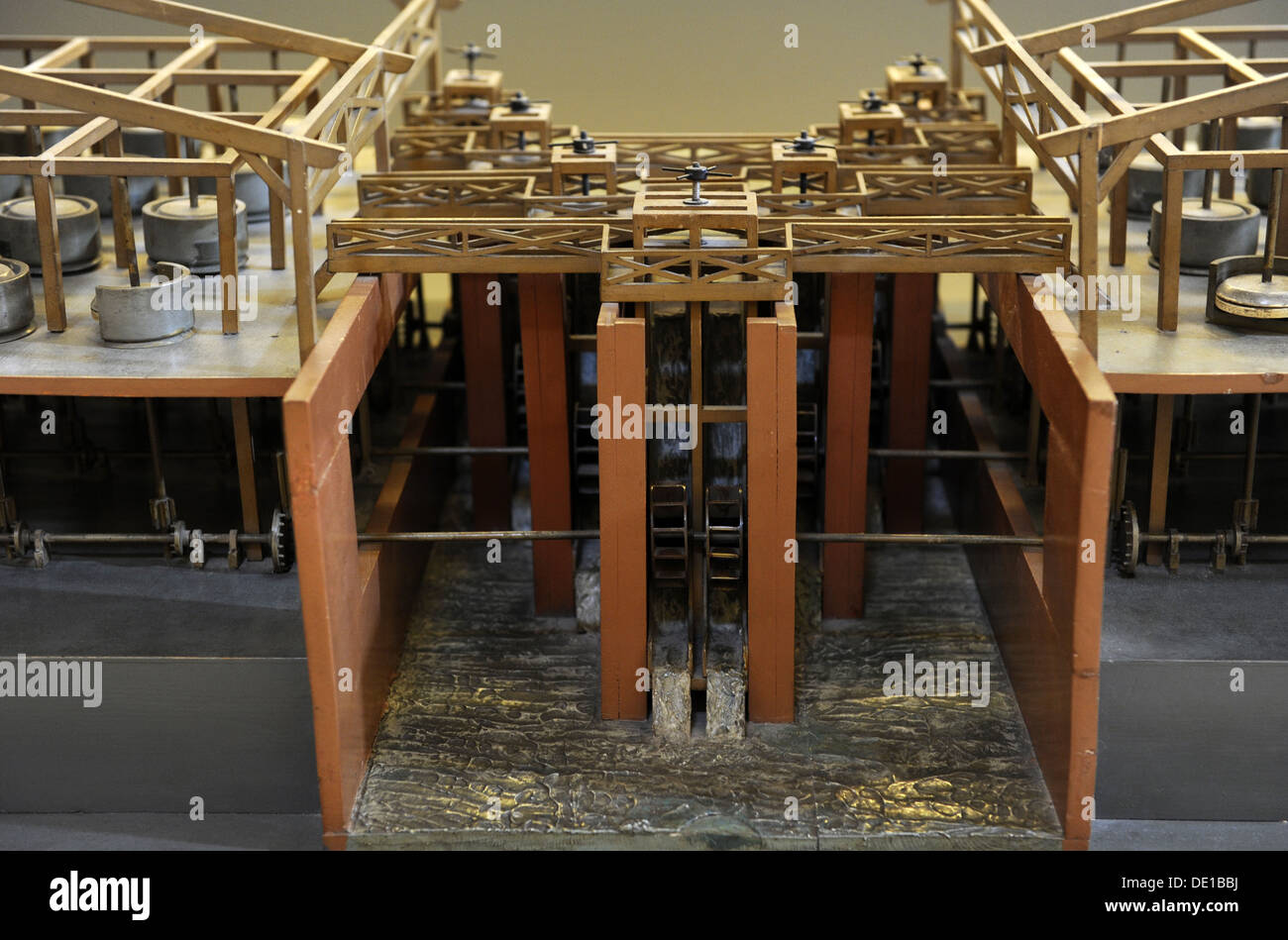 Studie von Leonardo da Vinci. Mehrere Zylinder Mühle. Modellieren von Alexander Siriati (20. Jahrhundert). Stockfoto