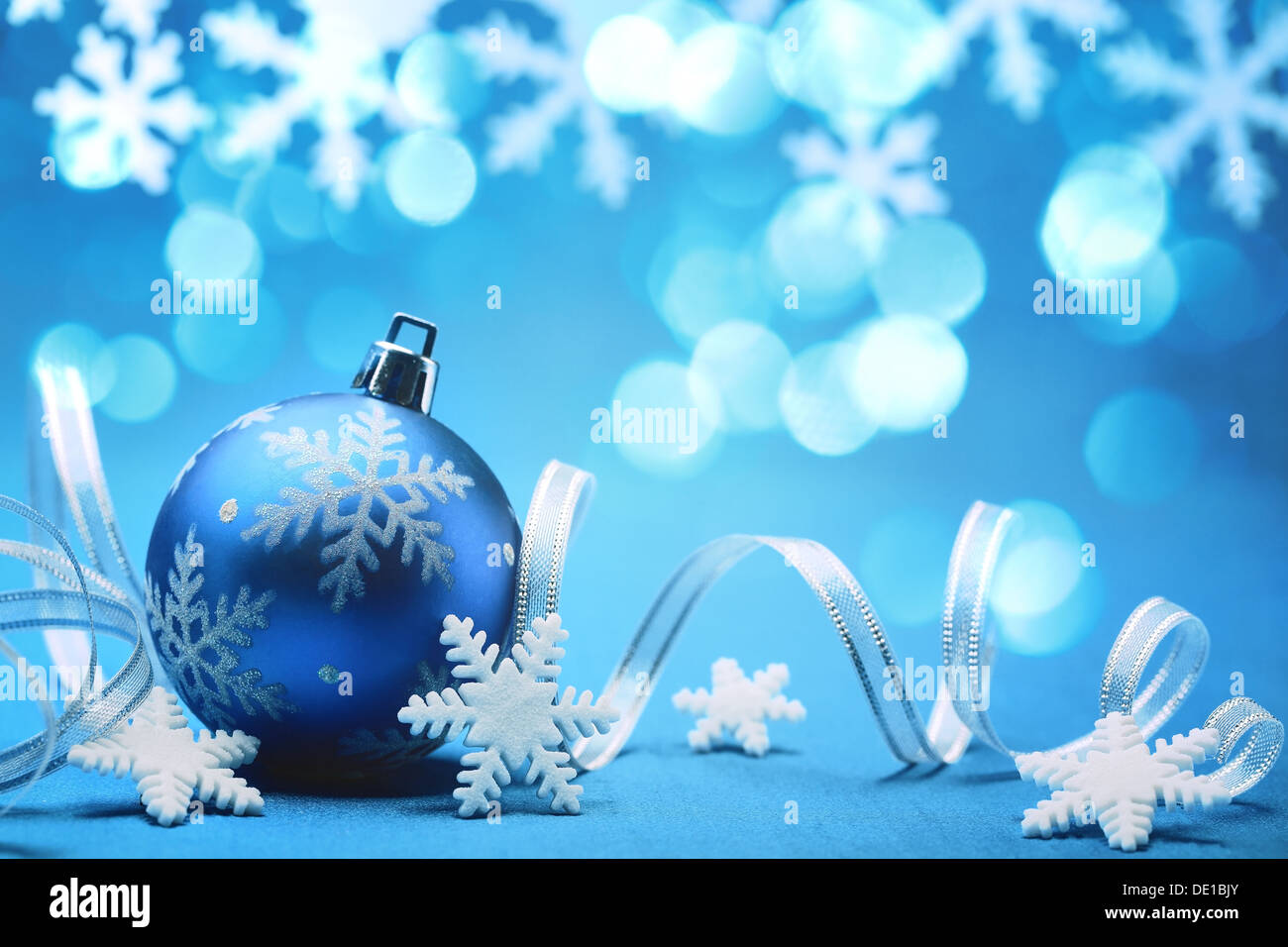 Weihnachtskugel und Schneeflocken. Stockfoto