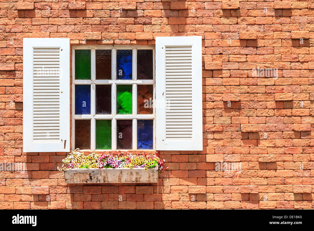 Vintage-Fenster mit Blume Stockfoto