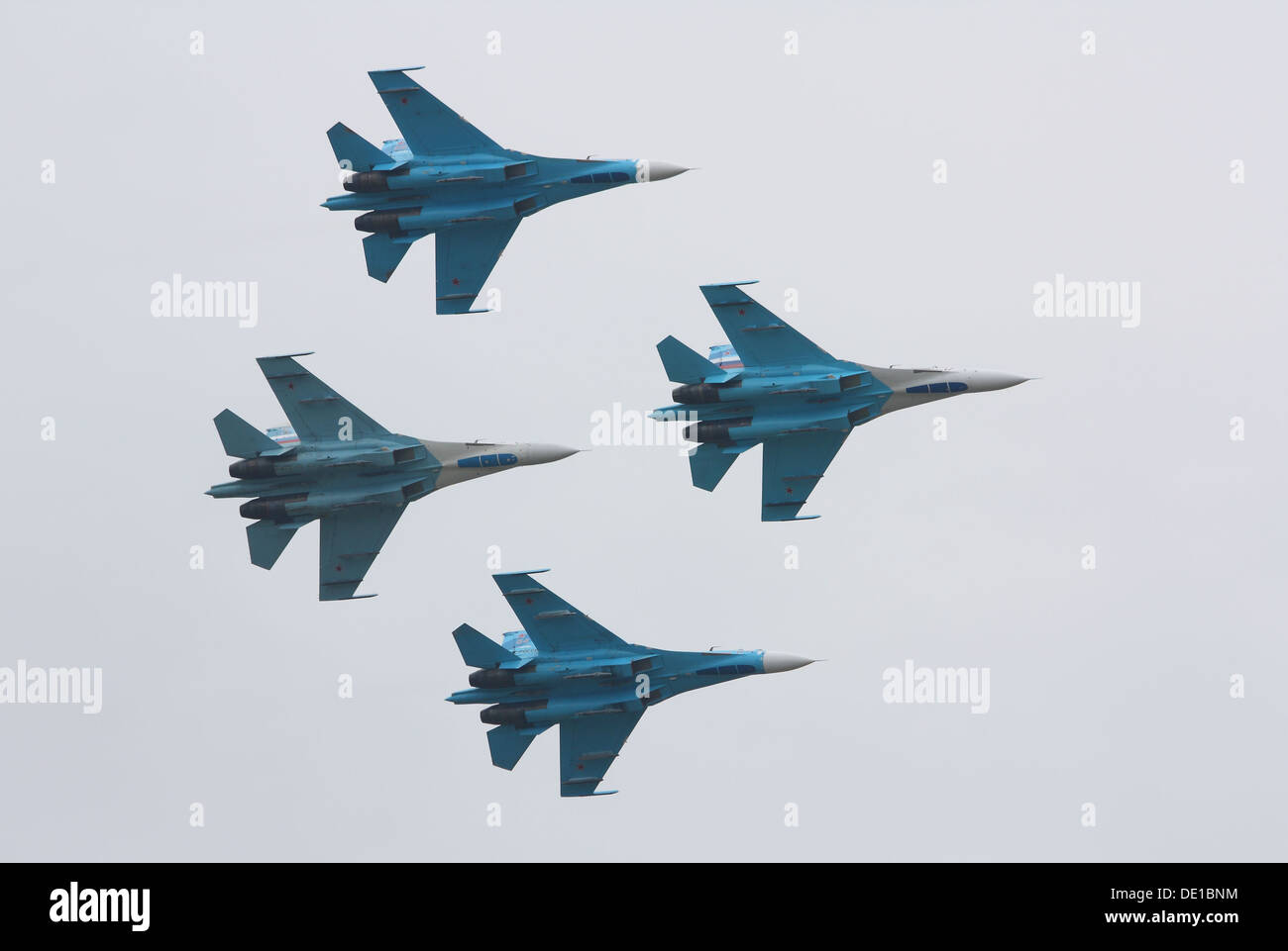 Die Sukhoi Su-27, ein in Russland hergestellter Mehrzweck-Kampfflugzeug, wurde im internationalen Raumfahrtsalon MAKS 2013 ausgestellt. Bekannt für seine fortschrittliche Manövrierfähigkeit und seine Langstreckenfähigkeiten ist es ein wichtiger Vorteil der russischen Luftwaffe. Stockfoto