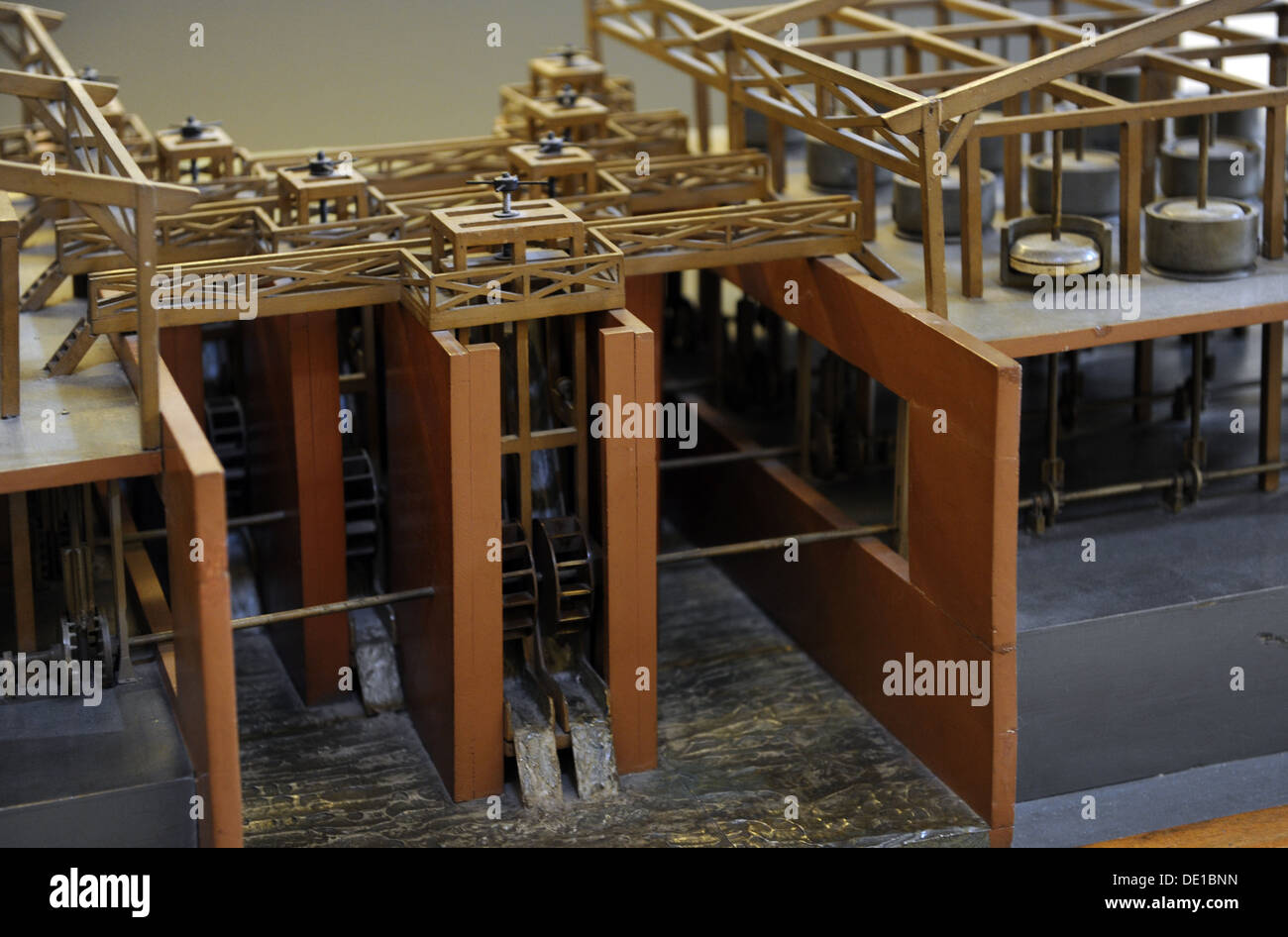 Studie von Leonardo da Vinci. Mehrere Zylinder Mühle. Modellieren von Alexander Siriati (20. Jahrhundert). Stockfoto