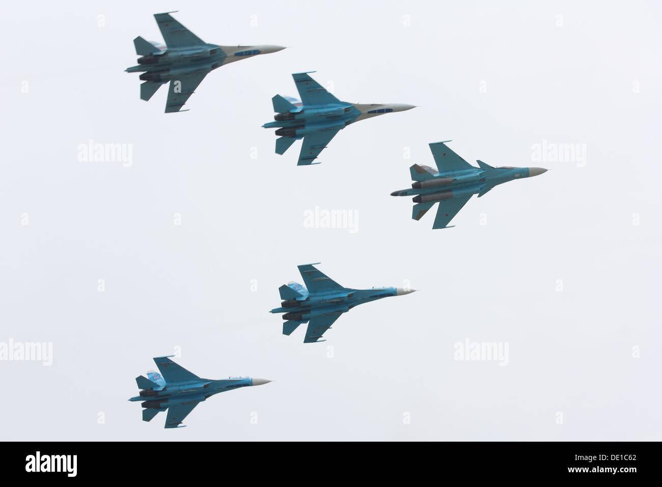Eine Gruppenflugschau mit dem Sukhoi Su-34 Bomber und vier Sukhoi Su-27 Jagdjets während des MAKS 2013 International Aerospace Salon in Russland. Stockfoto