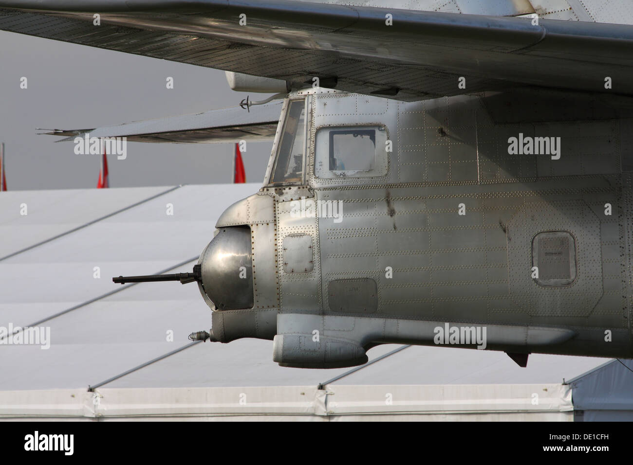 Die Tupolev Tu-95MS Bear, ein strategischer Bomber- und Raketenträger mit Turbo-Propeller, wurde auf der MAKS 2013 Aerospace-Ausstellung vorgestellt. Bekannt für seine Langstreckenfähigkeiten und seine leistungsstarke Bewaffnung, ist es ein bedeutendes Flugzeug im russischen Verteidigungsarsenal. Stockfoto