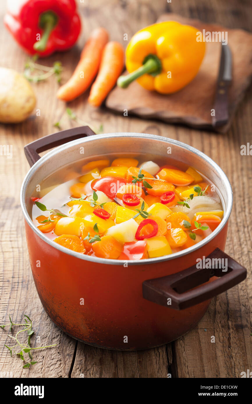 Gemüsesuppe in roten Topf Stockfoto
