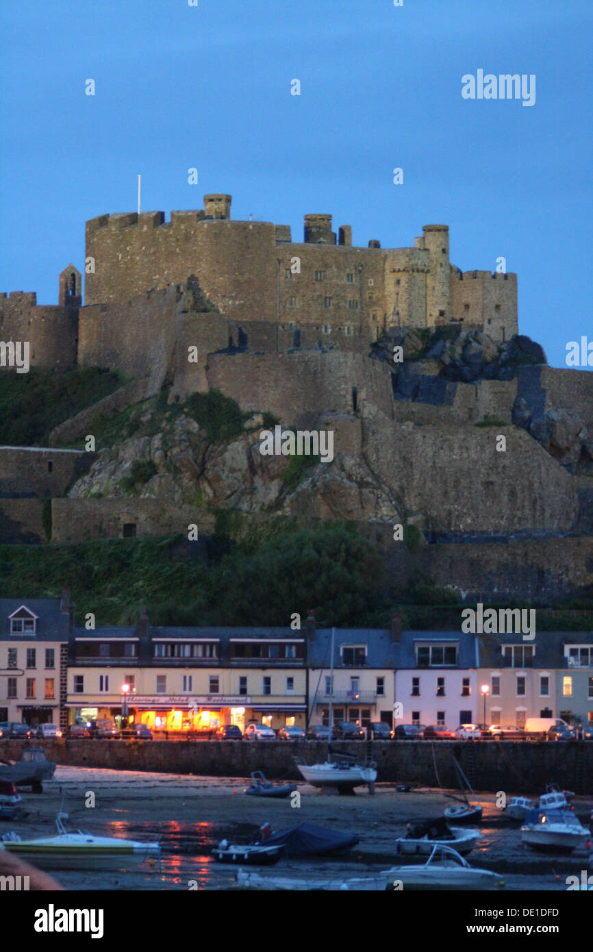 Le Mont de gouray Schloss leuchtet in der Dämmerung. gorey Castle bei Dämmerung, Jersey, Channel Islands. Stockfoto