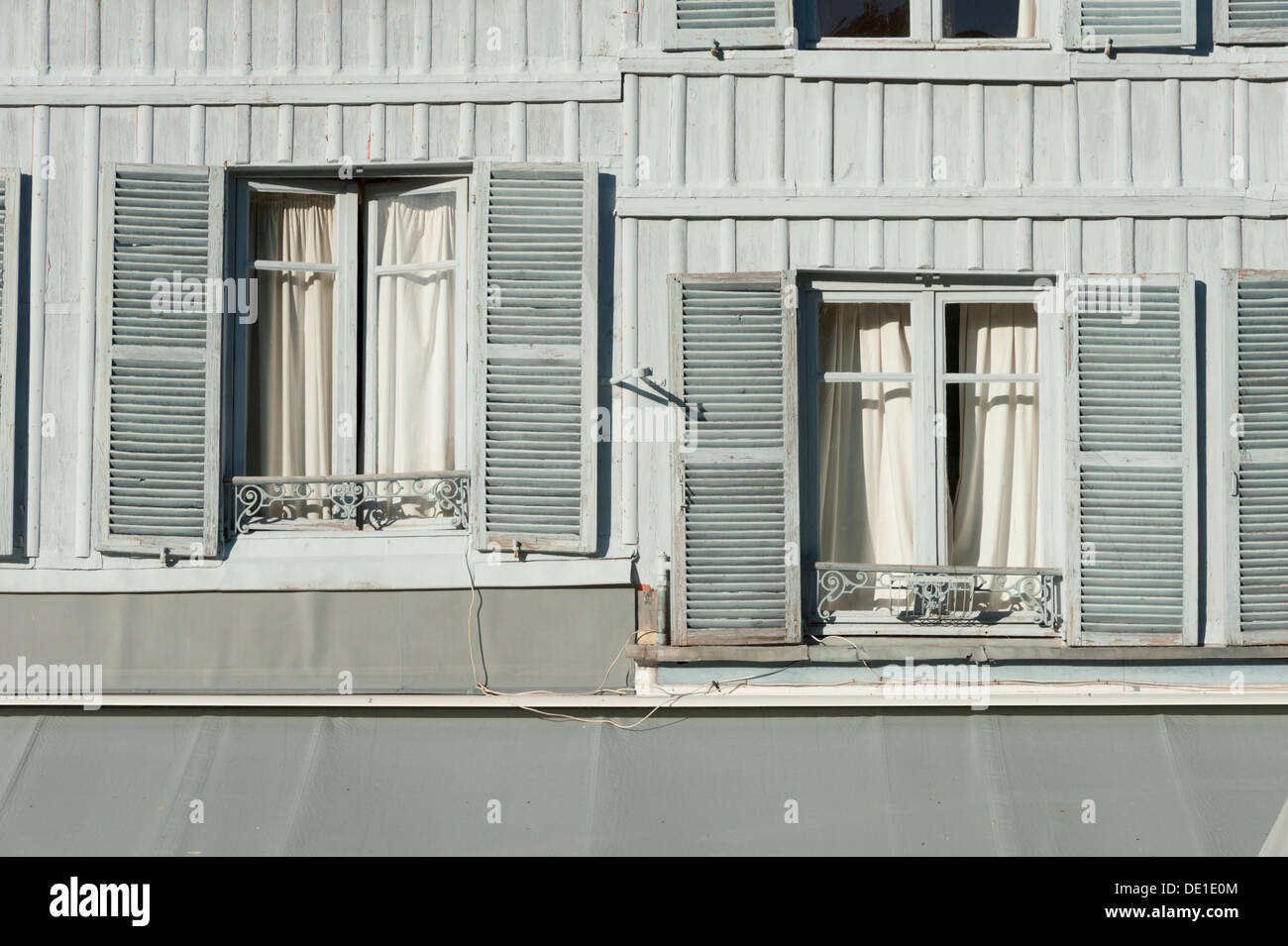 Graue französische Fenster mit Fensterläden in Frankreich Stockfoto