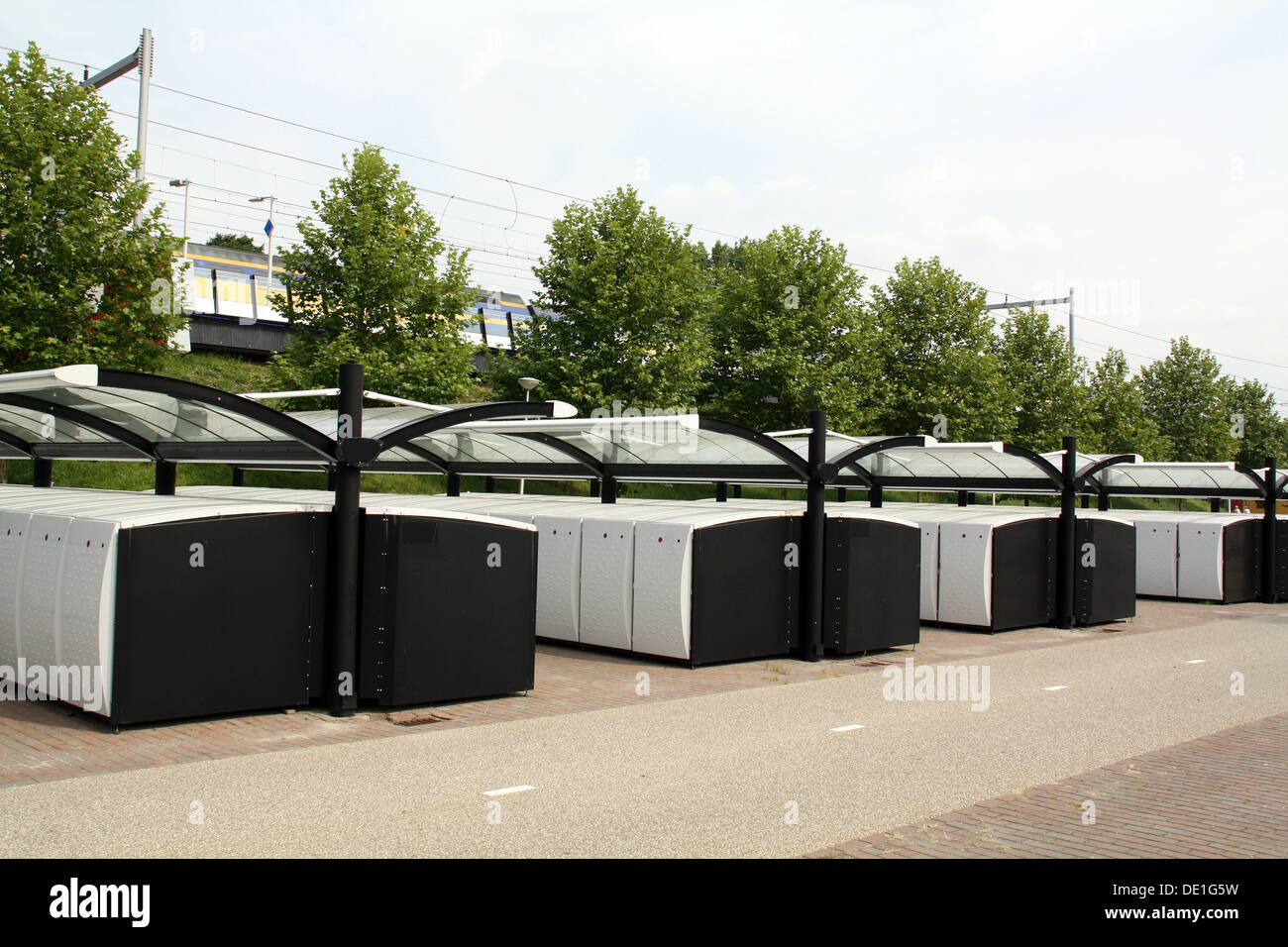 Fahrrad-Schließfächern am Bahnhof in den Niederlanden Stockfoto