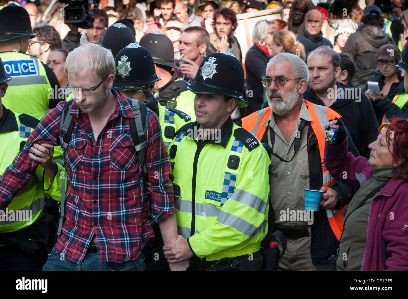 Balcombe, West Sussex. 10. September 2013. Balcombe, West Sussex, UK. 10. September 2013. Demonstrant wird von der Polizei verhaftet. Die Anti-Fracking, die Umweltschützer protestieren gegen Probebohrungen durch Cuadrilla auf dem Gelände in West Sussex, die zu der umstrittenen Fracking-Prozess könnte. © David Burr/Alamy Live News Bildnachweis: David Burr/Alamy Live-Nachrichten Stockfoto