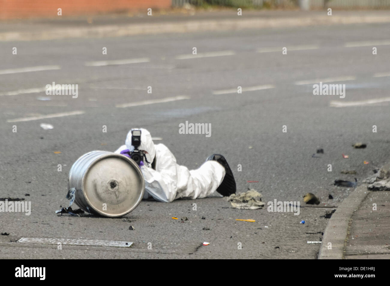 Belfast, Nordirland. 10. September 2013 - A PSNI Forensik Offizier fotografiert das Bierfass wurde im hinteren Teil ein verlassenes Fahrzeug und führen zu Armee ATO Durchführung einer kontrollierten Explosion. Bildnachweis: Stephen Barnes/Alamy Live-Nachrichten Stockfoto