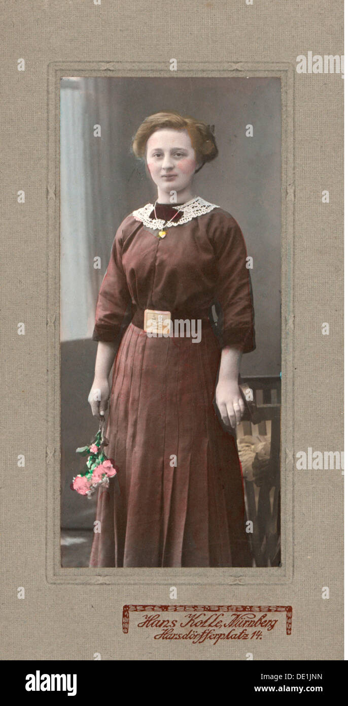 Menschen, Frauen, 1900 - 1930, halbe Länge, farbige Schrankkarte, Hans  Kolle, Nürnberg, um 1910, 20. Jahrhundert, 1910er, 10er, Deutschland,  Deutsches Reich, Mode, Outfit, Outfits, Kleidung, Kleid, Kleider, Kragen,  Kragen, Spitze, Schmuck, Schmuck,