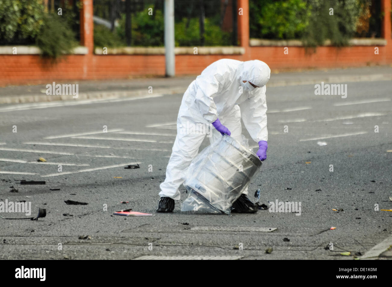 Belfast, Nordirland. 10. September 2013 - dichtet A PSNI Forensik Offizier das Bierfass, die im hinteren Teil ein verlassenes Fahrzeug war, in eine Plastiktüte zur Beweissicherung. Bildnachweis: Stephen Barnes/Alamy Live-Nachrichten Stockfoto