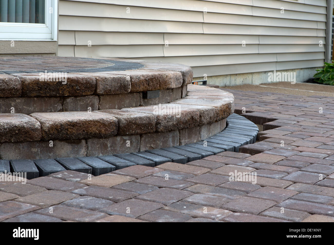 Fertiger trifft Terrasse Schritte und Baustellenabwicklung fast fertig, haben Schritte Regen Hang Stockfoto