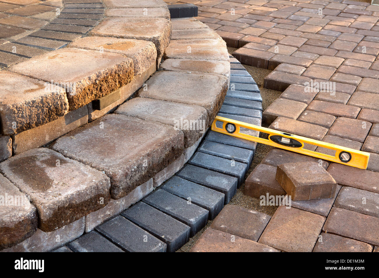 Fertiger trifft sich mit Terrasse Schritte und Baustellenabwicklung fast fertig, letzte Prüfung mit gelbe Ebene Stockfoto