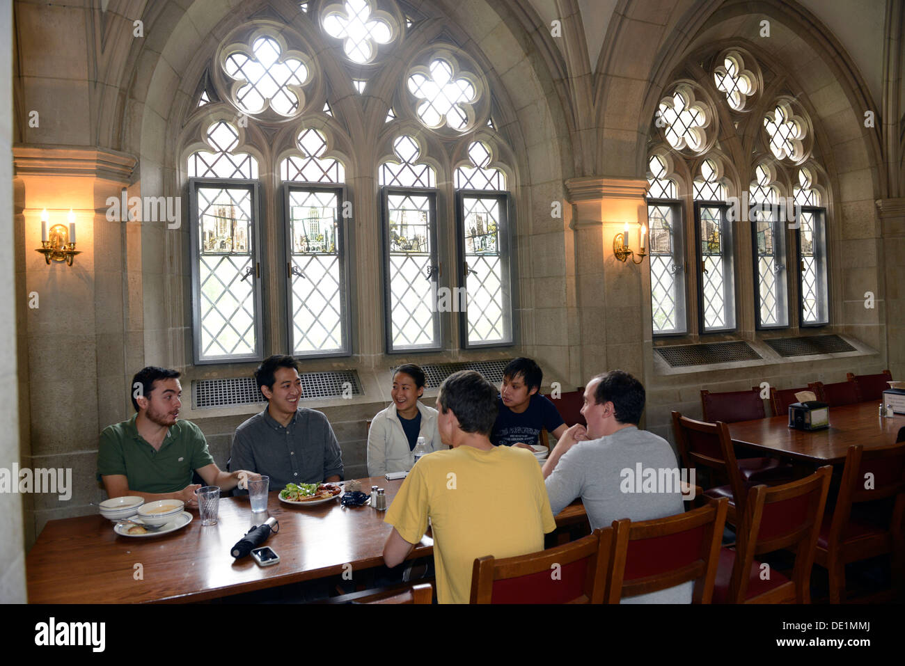 Yale University Studenten Essen in Calhoun Residential College in Yale Summer School. Stockfoto