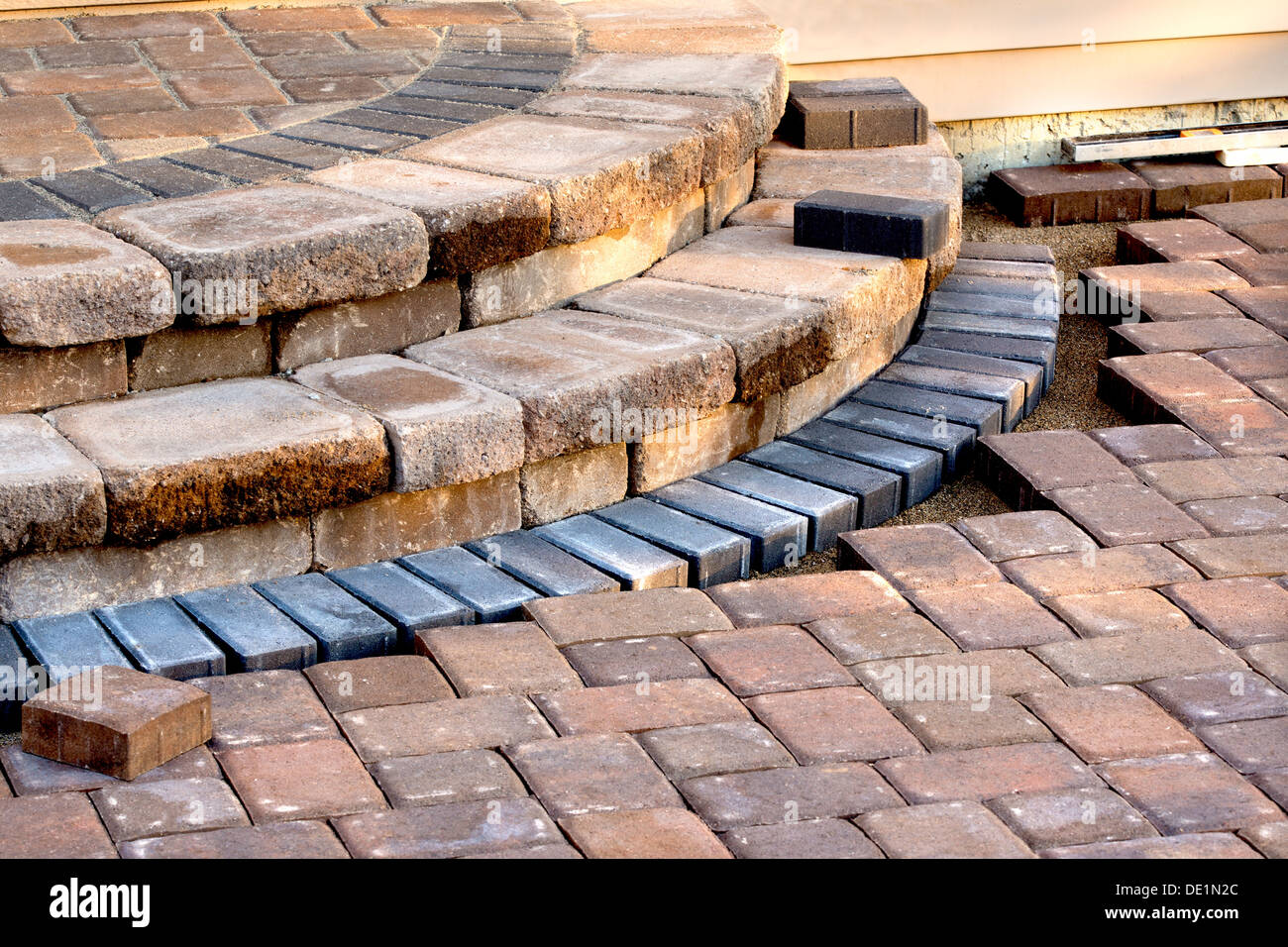 Terrasse-Schritte trifft sich mit getrommelt Designer Fertiger und Baustellenabwicklung fast fertig Stockfoto