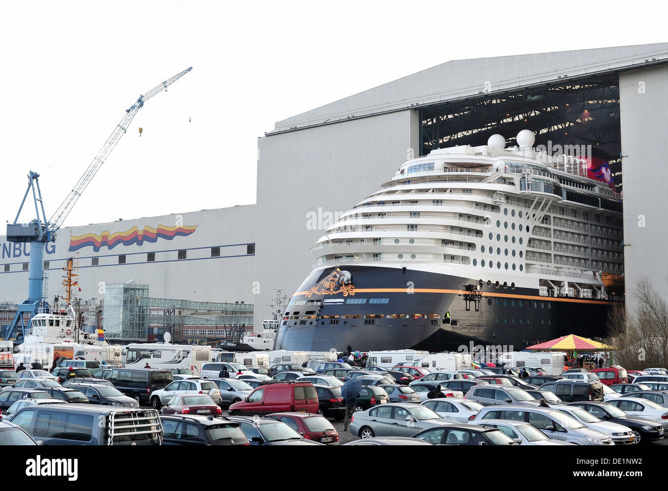 Papenburg, Deutschland, Kreuzfahrtschiff Disney Fantasy auf der Meyer Werft in Papenburg Stockfoto
