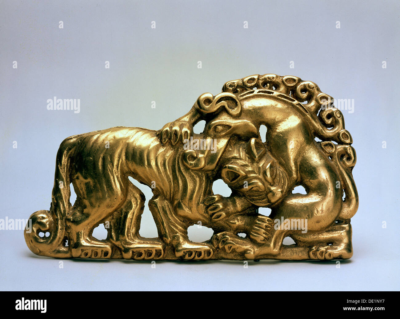 "Tiere kämpfen" (Gürtelschnalle), 7. Jahrhundert v. Chr.. Artist: Unbekannt Stockfoto