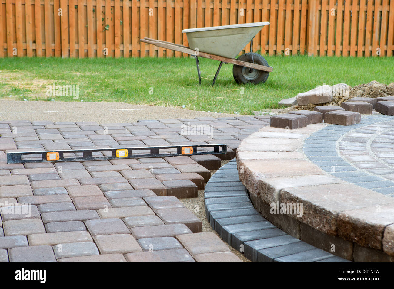 Fertiger sind fast abgeschlossen, letzte Prüfung auf dem Niveau für Regentonne Entwässerung, Sand auf dem Hintergrund schön positioniert. Stockfoto