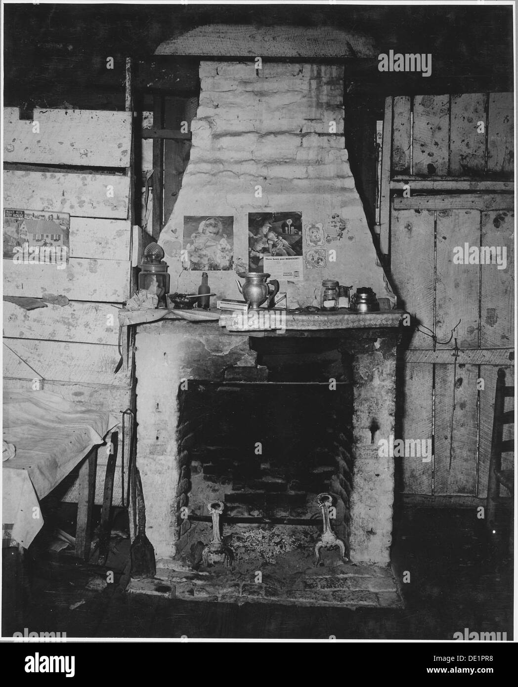 Dieses Bild zeigt eine Einzimmerhütte in Harmony Community, Putnam County, Georgia, die einst die Heimat eines Ex-Sklaven war. Die Struktur repräsentiert die Lebensbedingungen ehemaliger Sklaven nach der Emanzipation im Süden. Stockfoto