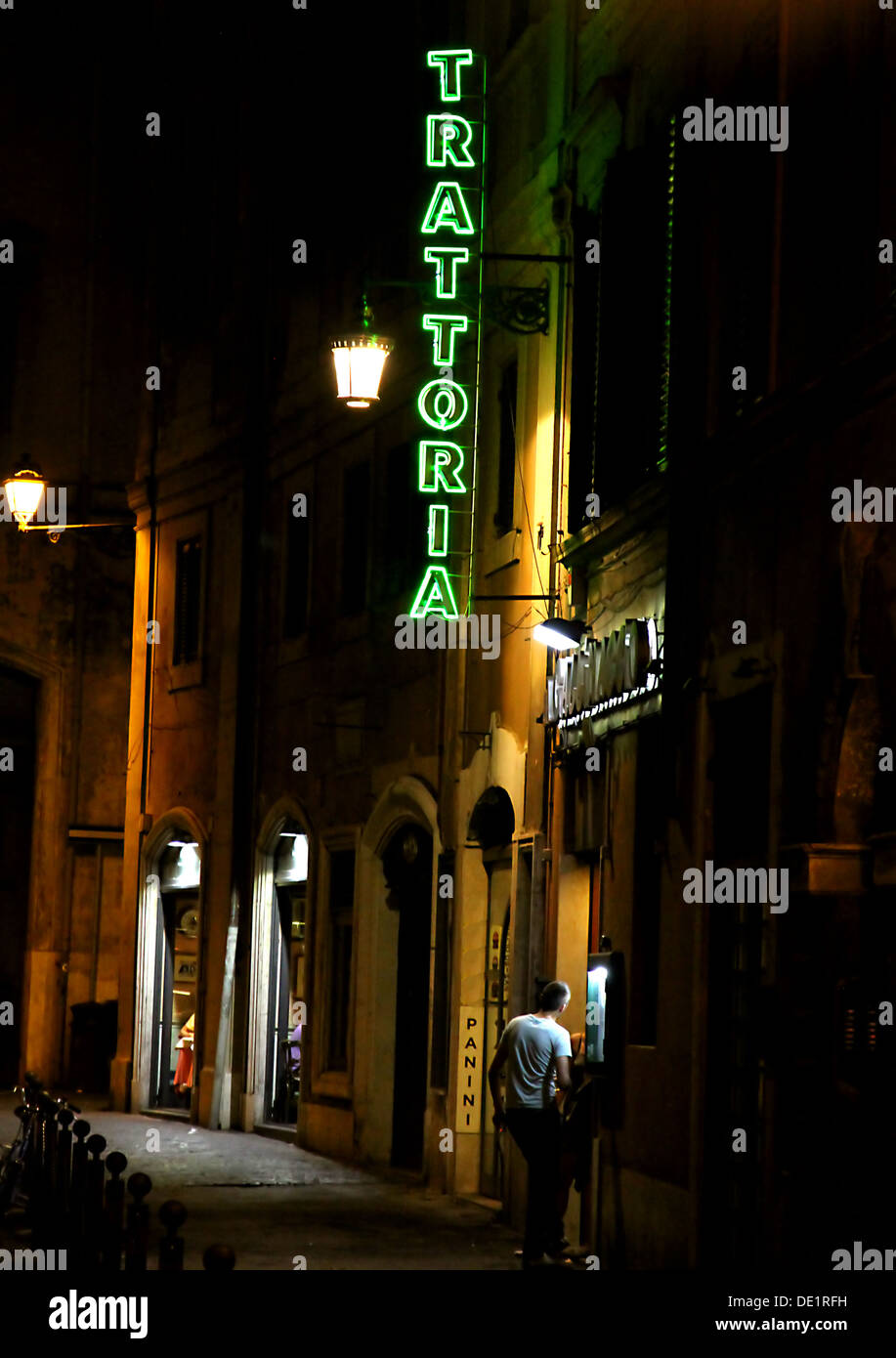 wundervolle Nacht Vision eines Restaurants zu essen, typische Gerichte in Italien Spaghetti und Makkaroni Stockfoto