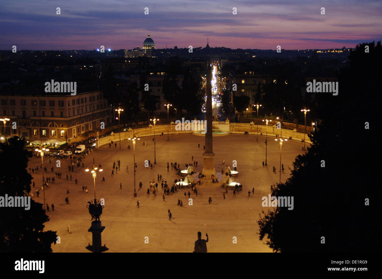 Italien. Rom. Platz des Volkes in der Nacht aus Sicht der Pincio. Panorama. Stockfoto