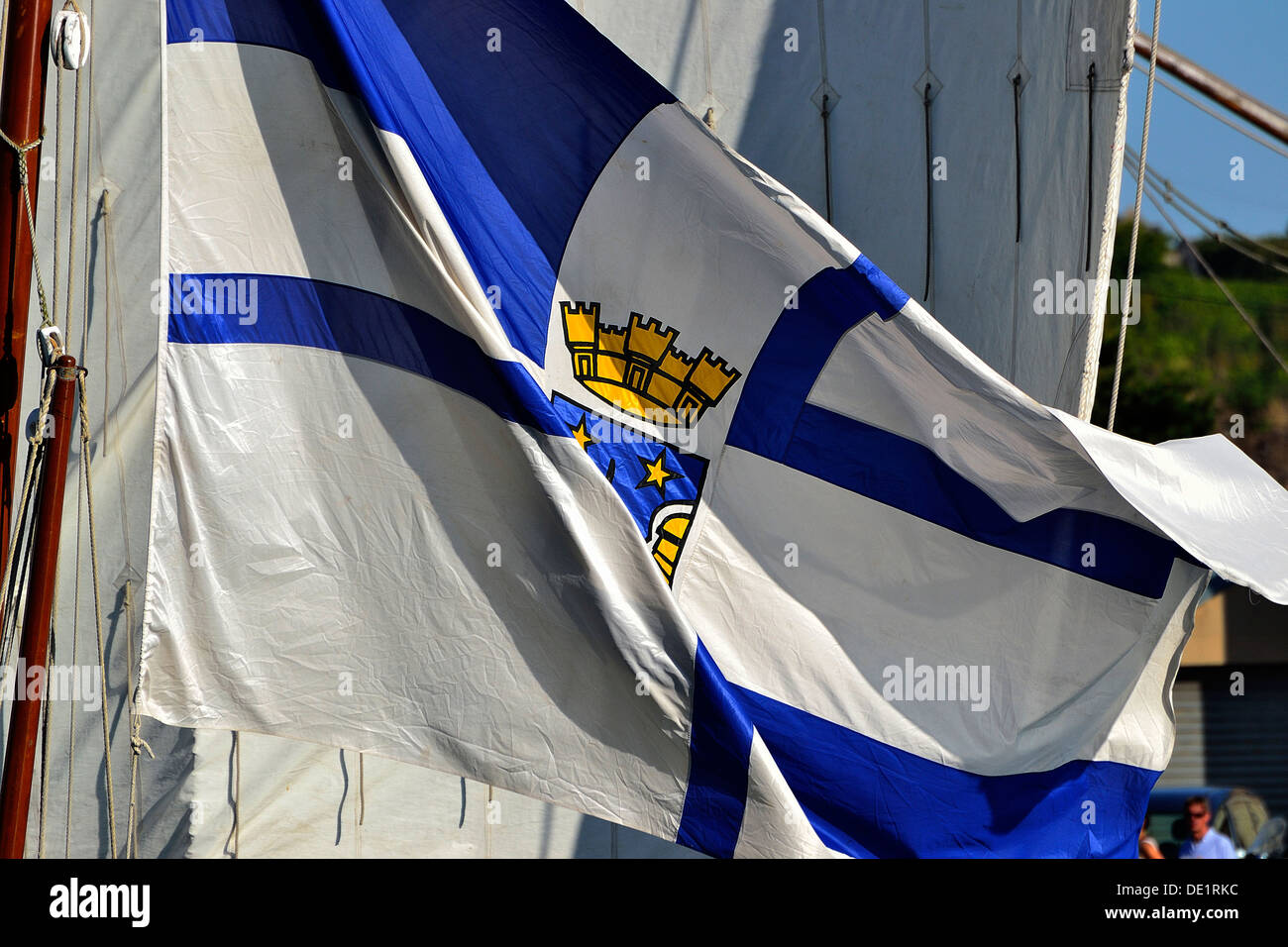 Flagge der Stadt Granville (Normandie, Frankreich), Boot La Granvillaise. Stockfoto