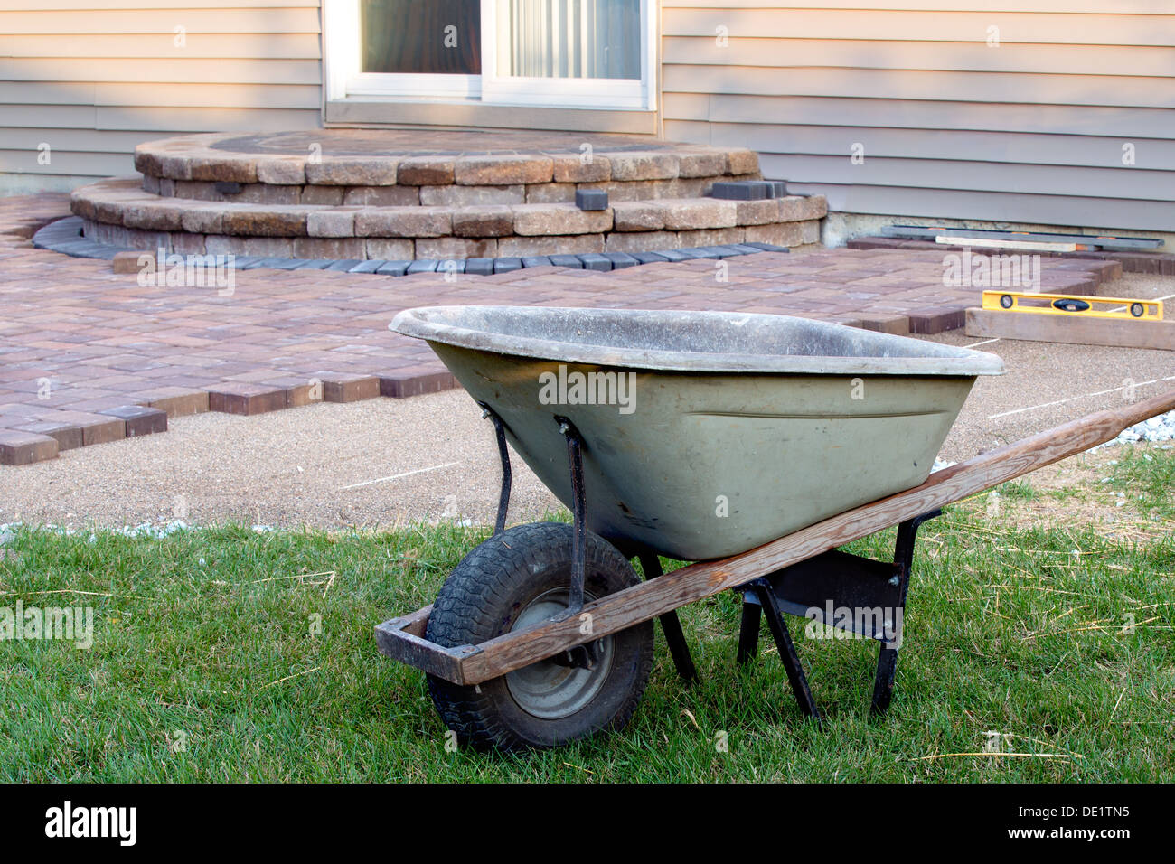 Bauen Ziegel Patio mit Lauf und Ebene, erbaute neu Schritte mit Pisten im Hintergrund, eine saubere Terrasse Auftragsbeendigung fast fertig Stockfoto