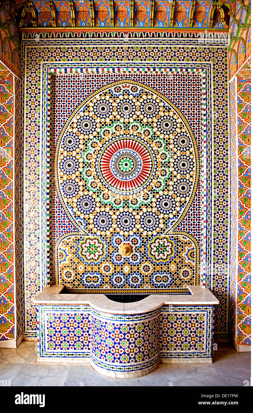 Geographie/Reisen, Marokko, Fes, Mosaik Brunnen aus einer Werkstatt in Fes, Additional-Rights - Clearance-Info - Not-Available Stockfoto