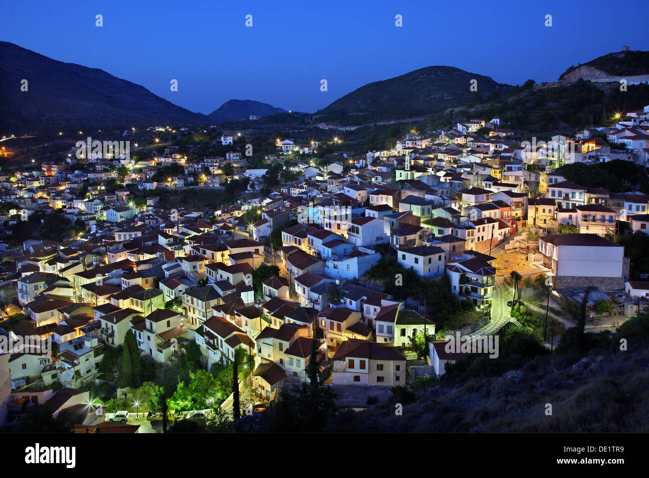 Nachtansicht des (Ano) Vathy ("Samos-Stadt"), Insel Samos, Griechenland. Stockfoto