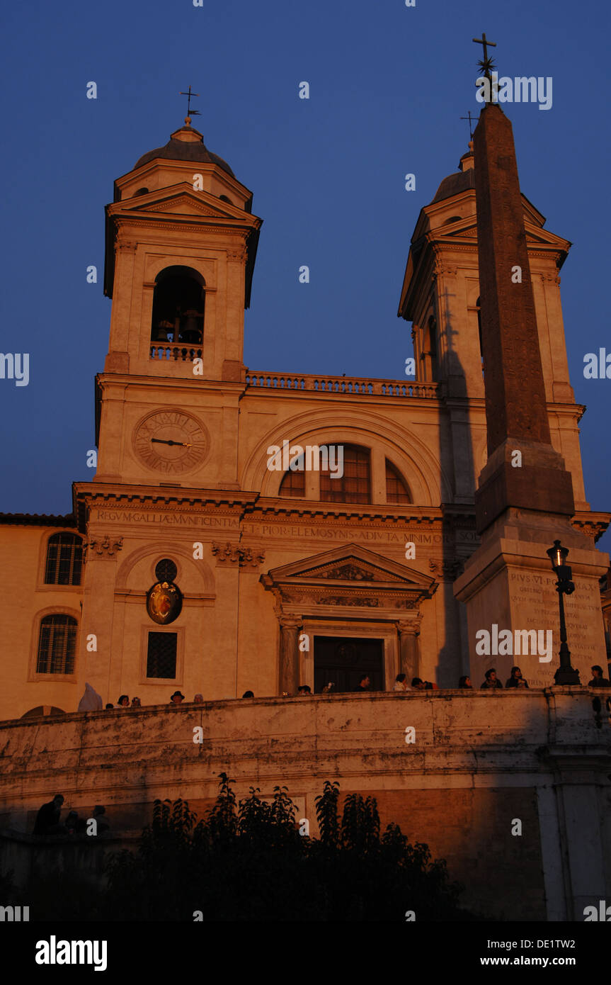 Italien. Rom. -Kirche Trinita dei Monti und Sallust Obelisk von der römischen Kaiserzeit bei Sonnenuntergang. Stockfoto