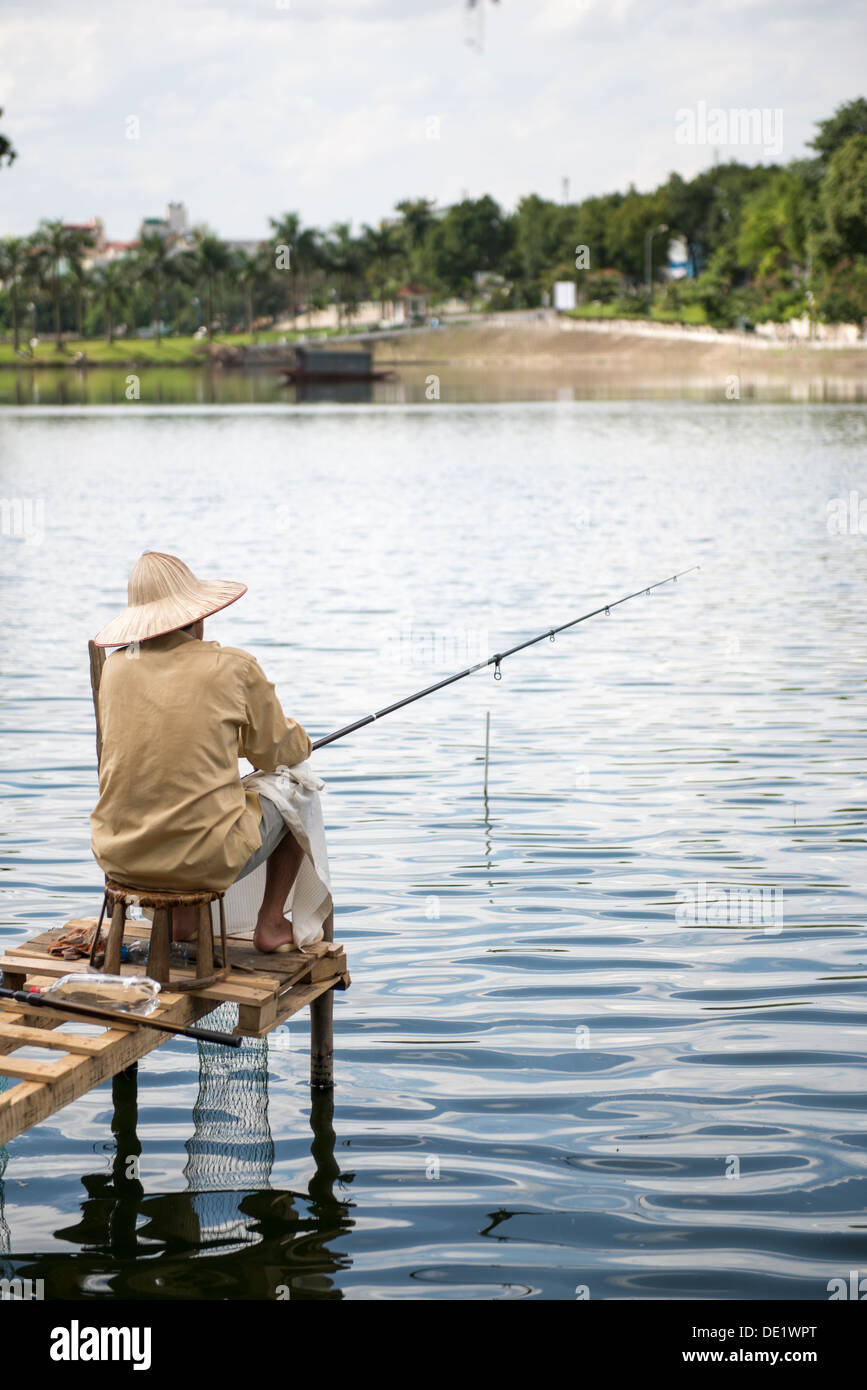 Der Mann Angeln auf den West Lake(Hồ Tây), Hanoi, Vietnam Stockfoto