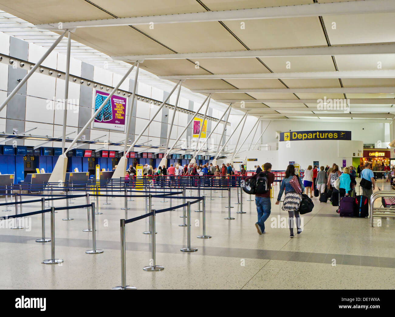 Warteschlangen am Flughafen East Midlands beim Check-in an den Schaltern im Bereich Castle Donnington Derbyshire England GB EU Europa Stockfoto