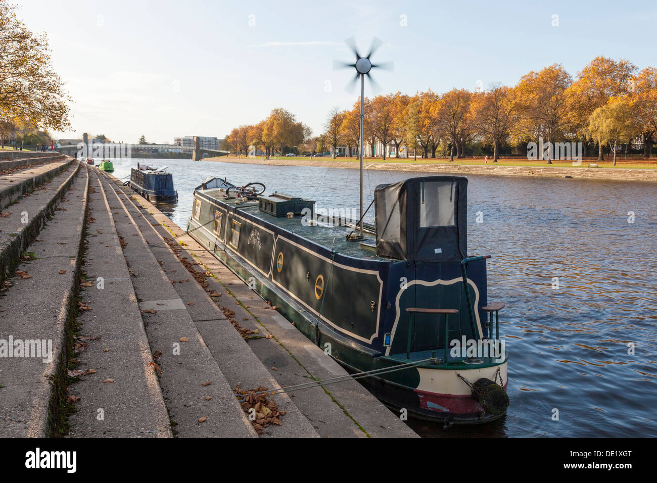 Narrowboat mit Wind Generator. Boot mit einer Windkraftanlage für Stromversorgung, während auf dem Fluss Trent, Nottinghamshire, England, UK günstig Stockfoto