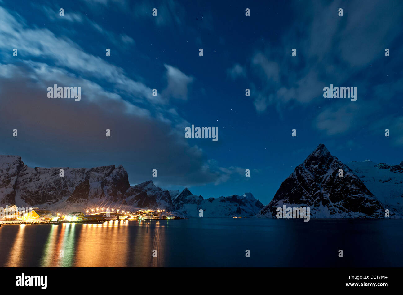 Lichter im Wasser, schroffe Berge, Mondlicht, Wolken, Reine, Moskenesøy, Lofoten, Nordland, Norwegen Stockfoto