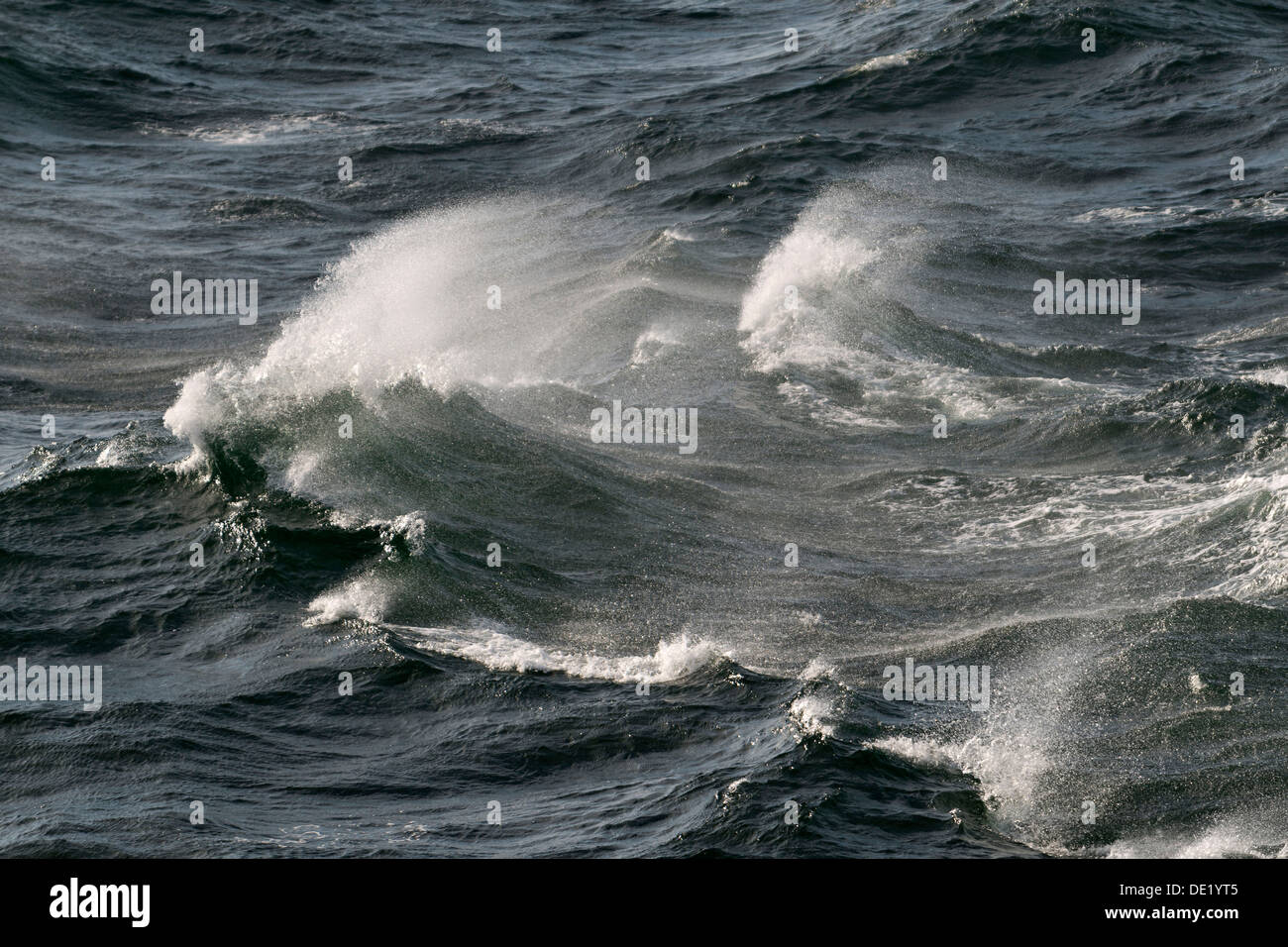 Wellen mit Spray auf hoher See, Ostsee, Deutschland Stockfoto