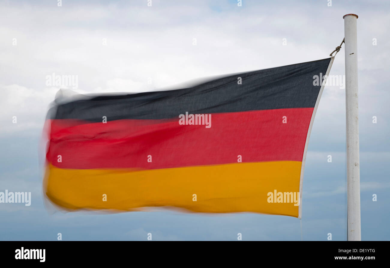 Deutsche Fahne flattert im Wind, Deutschland Stockfoto