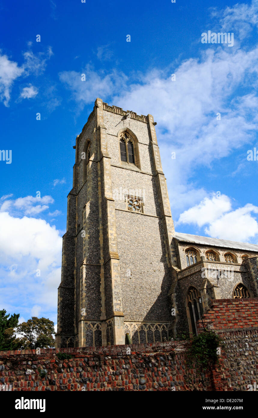 Ein Blick auf die imposanten Turm der Kirche von St Mary am Worstead, Norfolk, England, Vereinigtes Königreich. Stockfoto