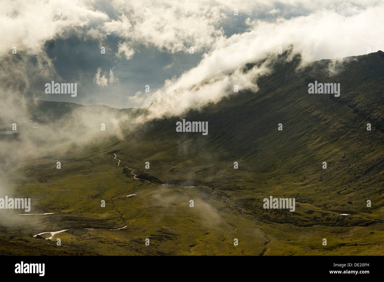 Wolken über dem Meer, wechselte Slaettaratindur, Eysturoy, Färöer Inseln, Dänemark Stockfoto