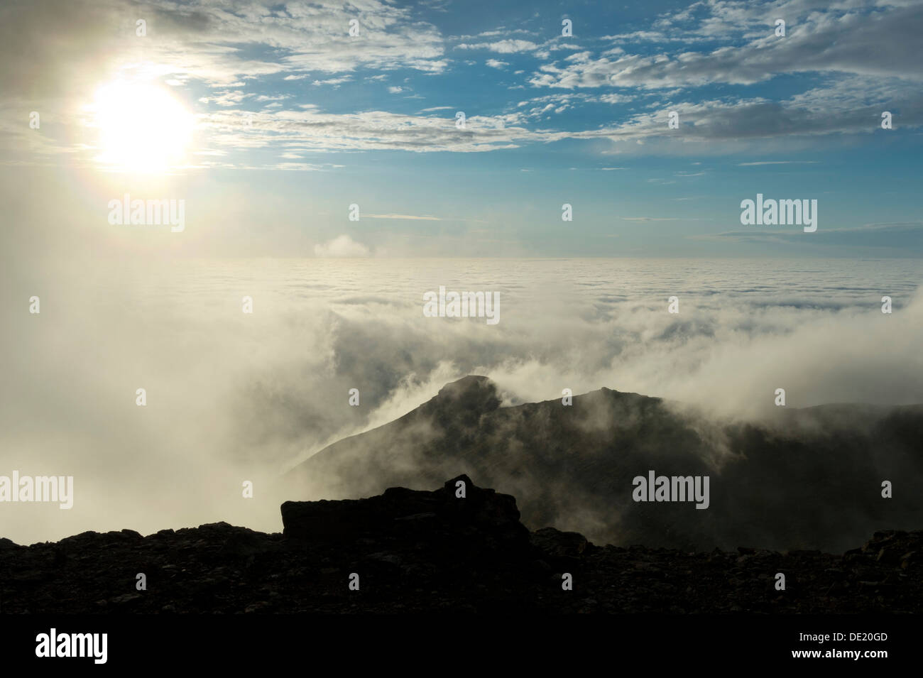 Bewegt sich in Wolken, Hintergrundbeleuchtung, Gipfelregion des Mt Slættaratindur, Eysturoy, Färöer Inseln, Dänemark Stockfoto