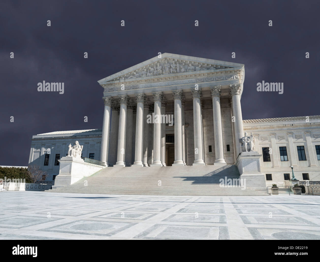 Oberste Gerichtshof Gebäudehülle mit Gewitter Himmel in Washington DC, USA. Stockfoto
