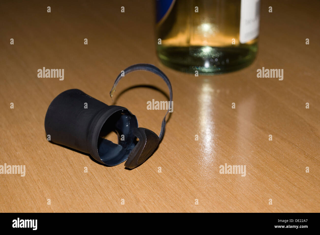 Weinflasche obere Abdeckung auf Tisch Stockfoto