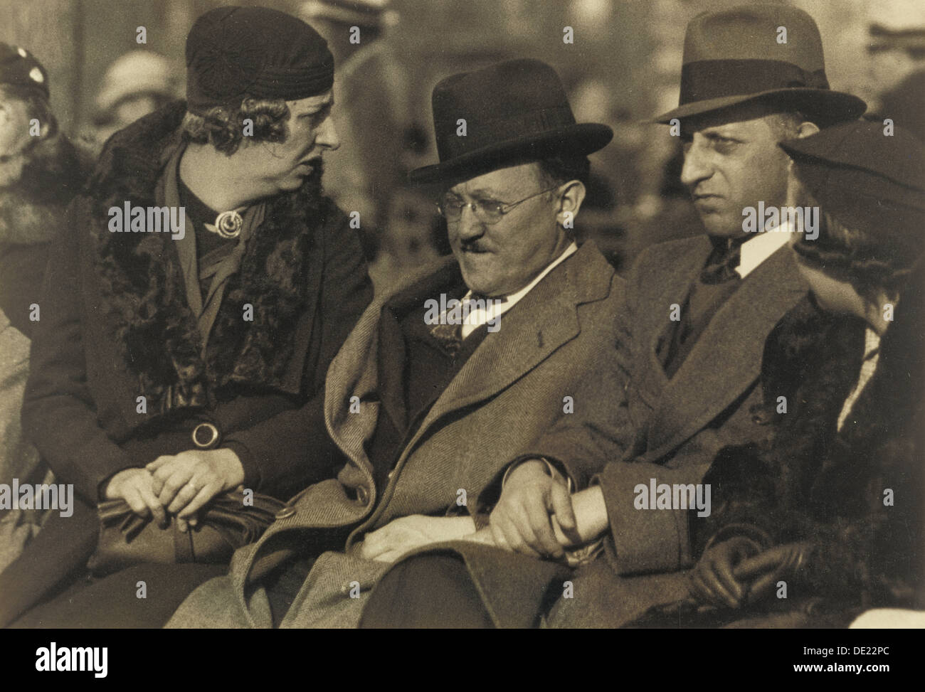 Eine Bank in der Bronx am Sonntag; Walker Evans, American, 1903-1975; 1933; Gelatin Silver print Stockfoto