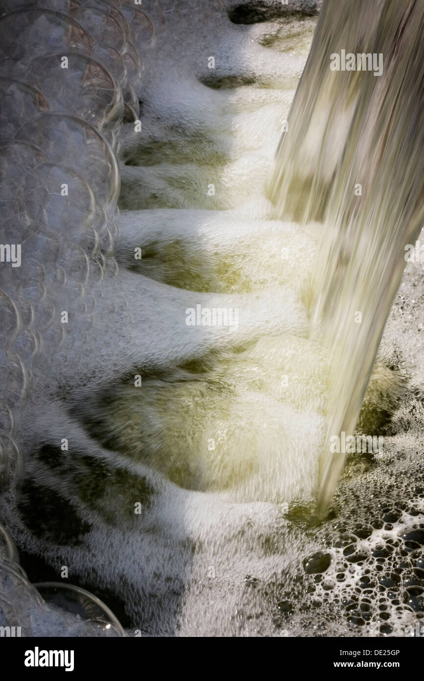 Nahaufnahme von einem Strom von Wasser und Luftblasen in einem Becken, Provinz Quebec, Kanada Stockfoto