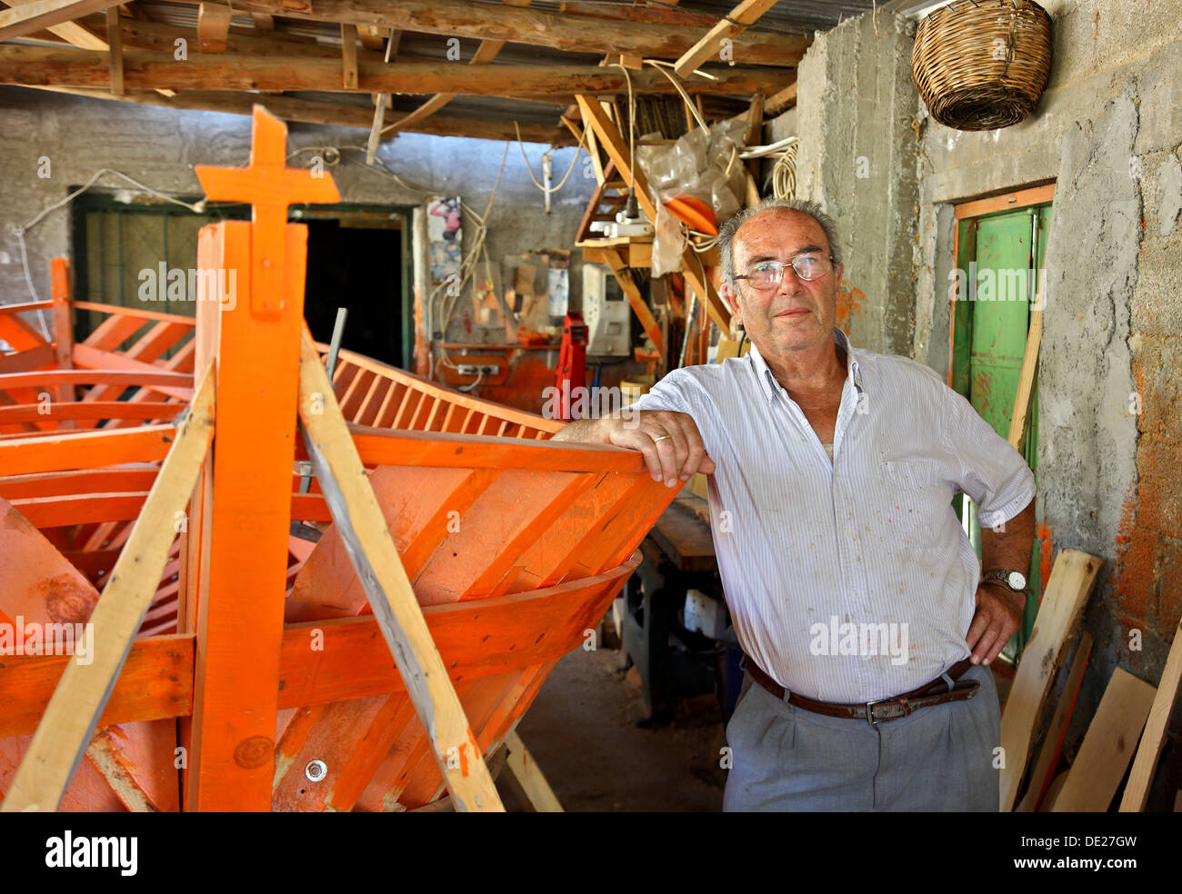 Herr Kapadais, eines der letzten traditionellen Schiffbauer (jetzt im Ruhestand) im Drakeoi Village, Insel Samos, Griechenland. Stockfoto