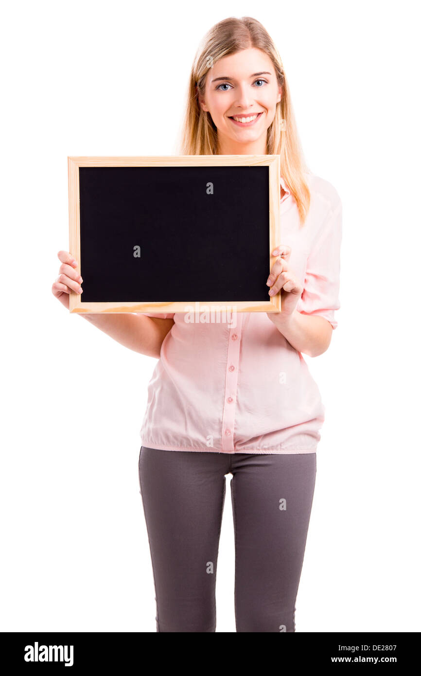 Schöne junge Frau lächelt und zeigt etwas an eine Tafel, auf einem weißen Hintergrund isoliert Stockfoto