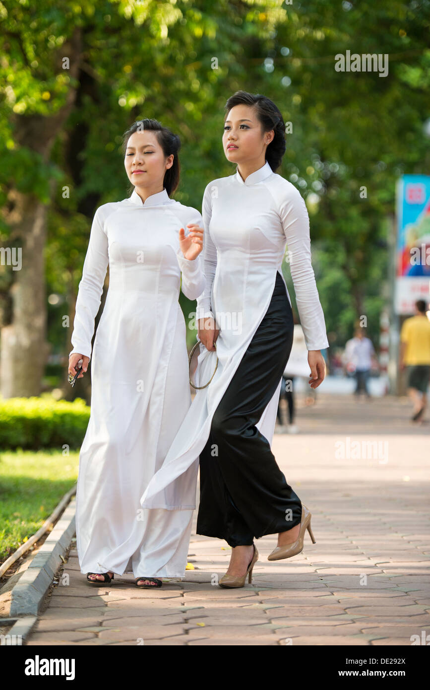Junge Dame waring Ao Dai (vietnamesische Nationaltracht) Hoan Kiem See, Hanoi, Vietnam Stockfoto