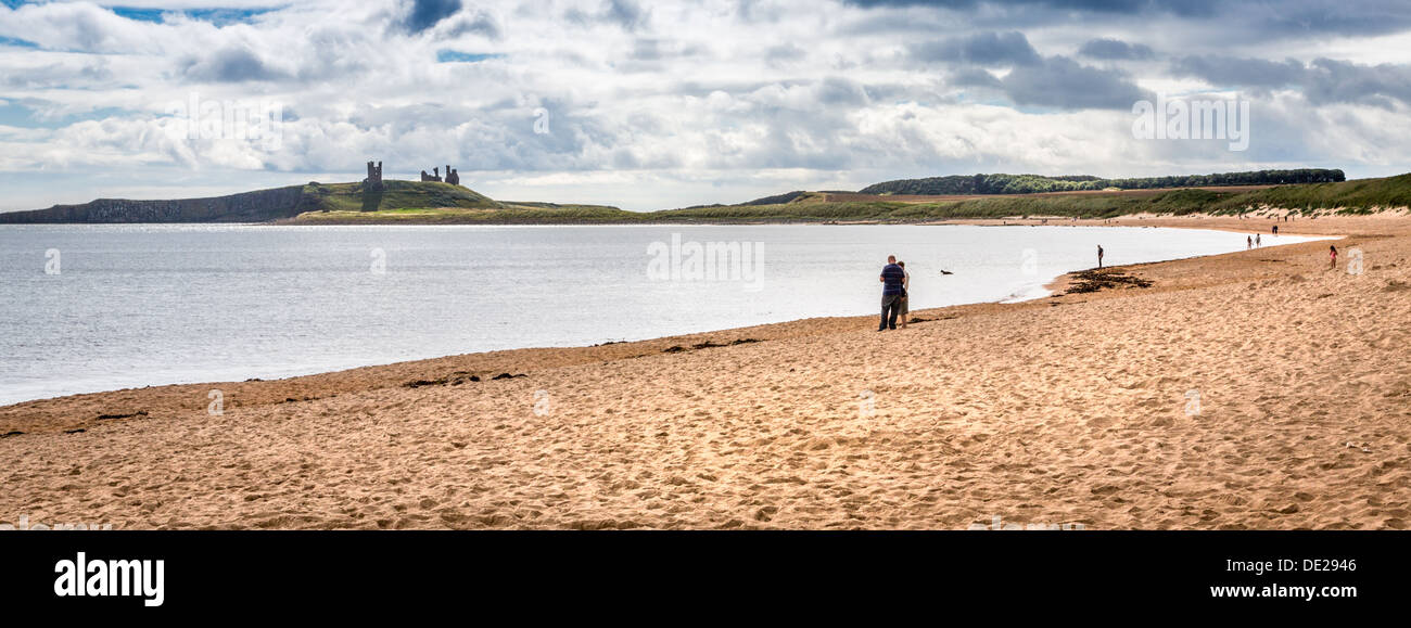 Dunstanburgh Castle und Embleton Strand, Northumberland, England, UK, GB Stockfoto