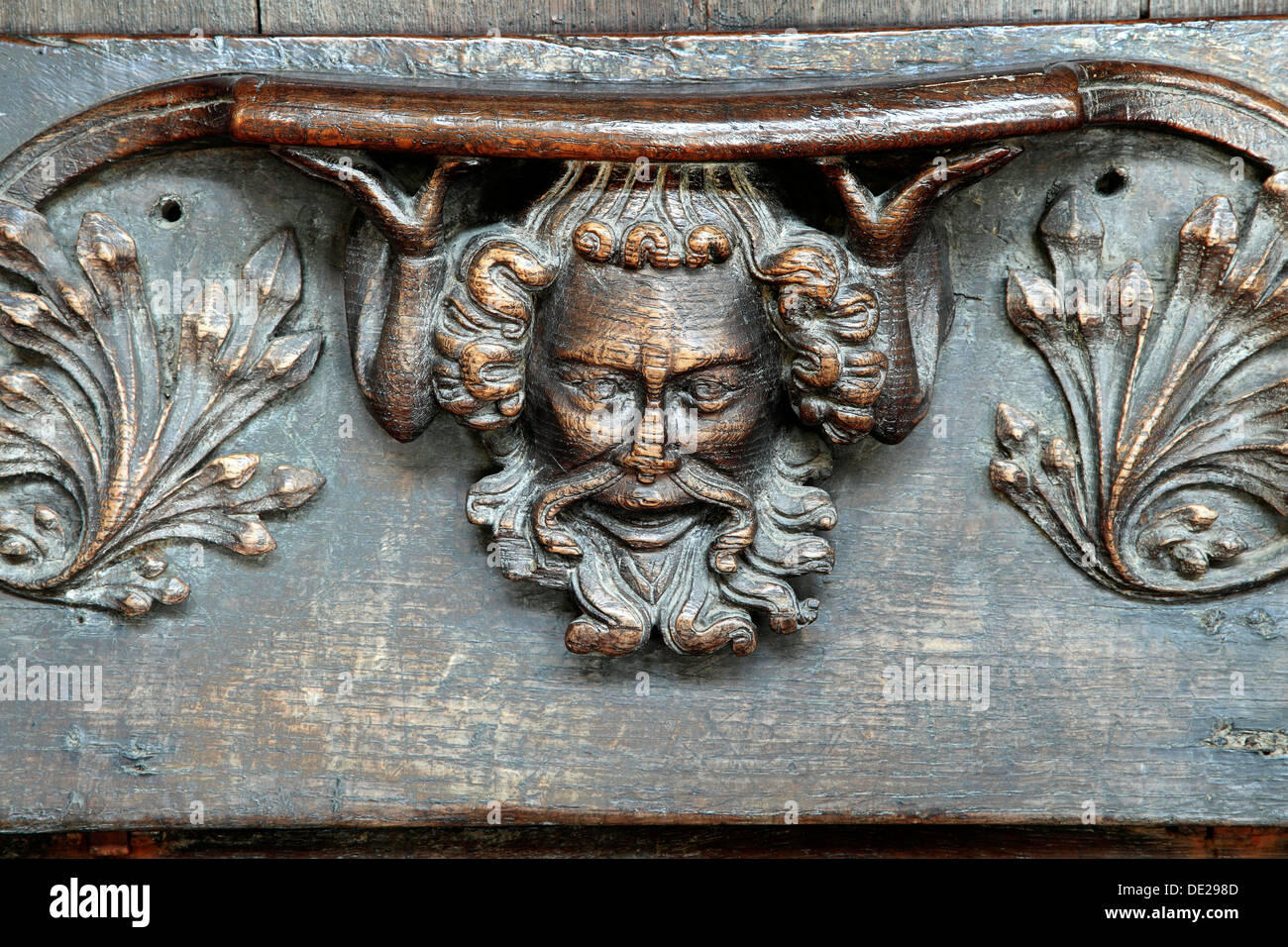 14. Jahrhundert mittelalterliche Miserikordie, bärtigen Mann Unterstützung Sitz, St. Margarets, Kings Lynn Norfolk England UK Englisch misericords Stockfoto