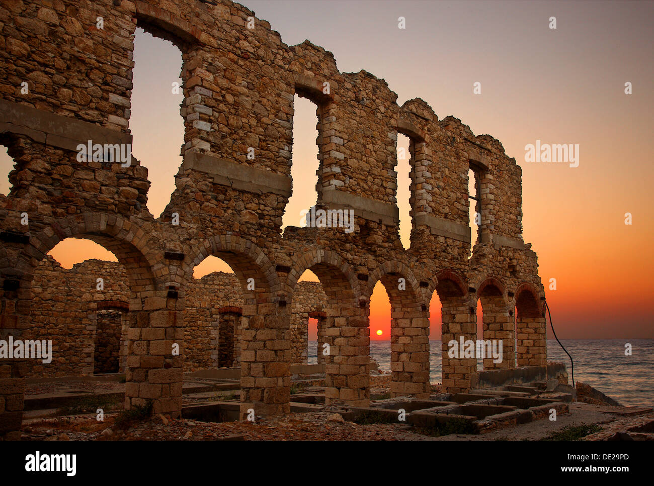 Sonnenuntergang in einer verlassenen Gerberei in Karlovassi Stadt, Insel Samos, Griechenland Stockfoto