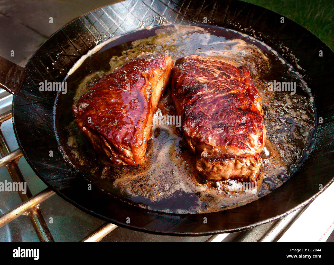 Gebratene Steaks in der Pfanne, Deutschland Stockfoto